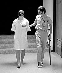 Los que hacían de guardias empezaron enseguida a humillar a los que hacían de prisioneros