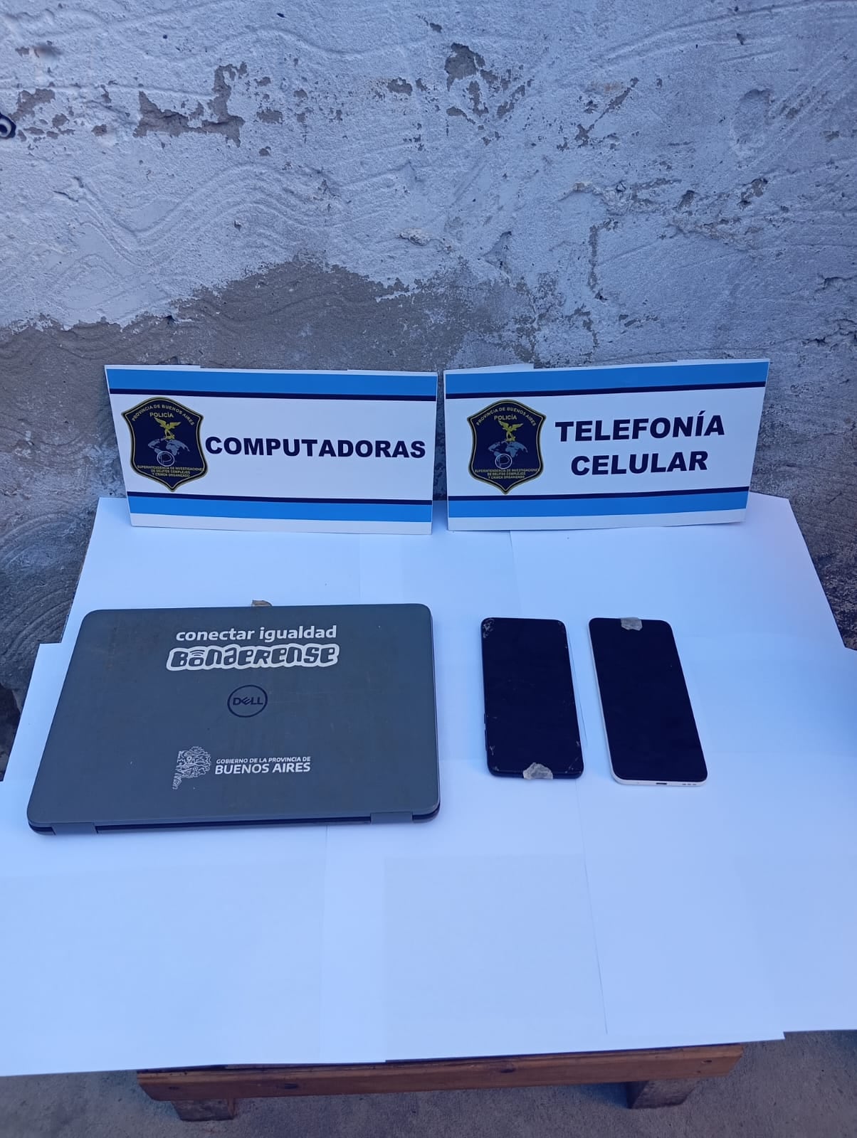 La complejidad de la red desarticulada sugiere conexiones de la red con individuos radicados en el extranjero