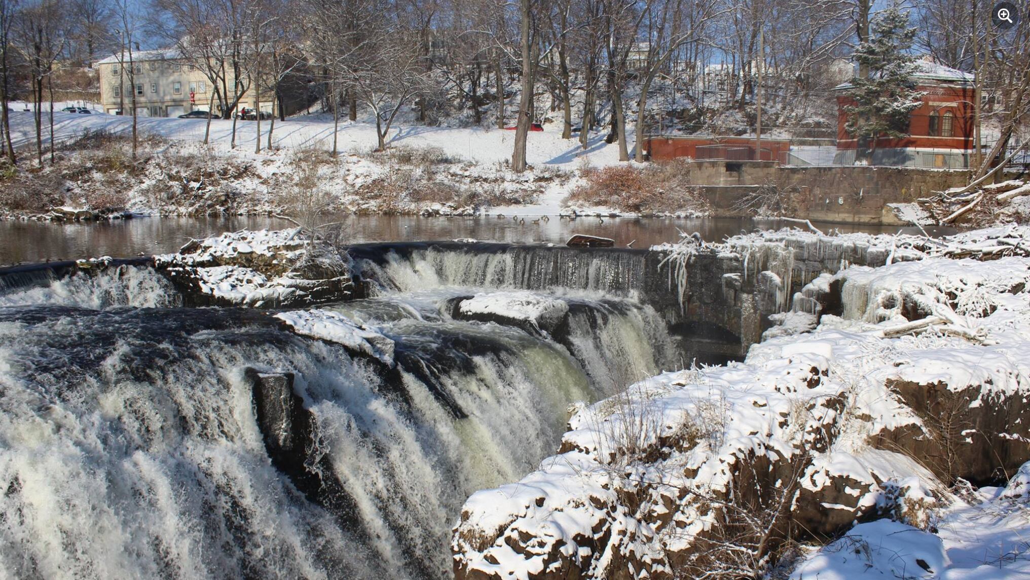 El paisaje de las Cataratas de Paterson durante el invierno
