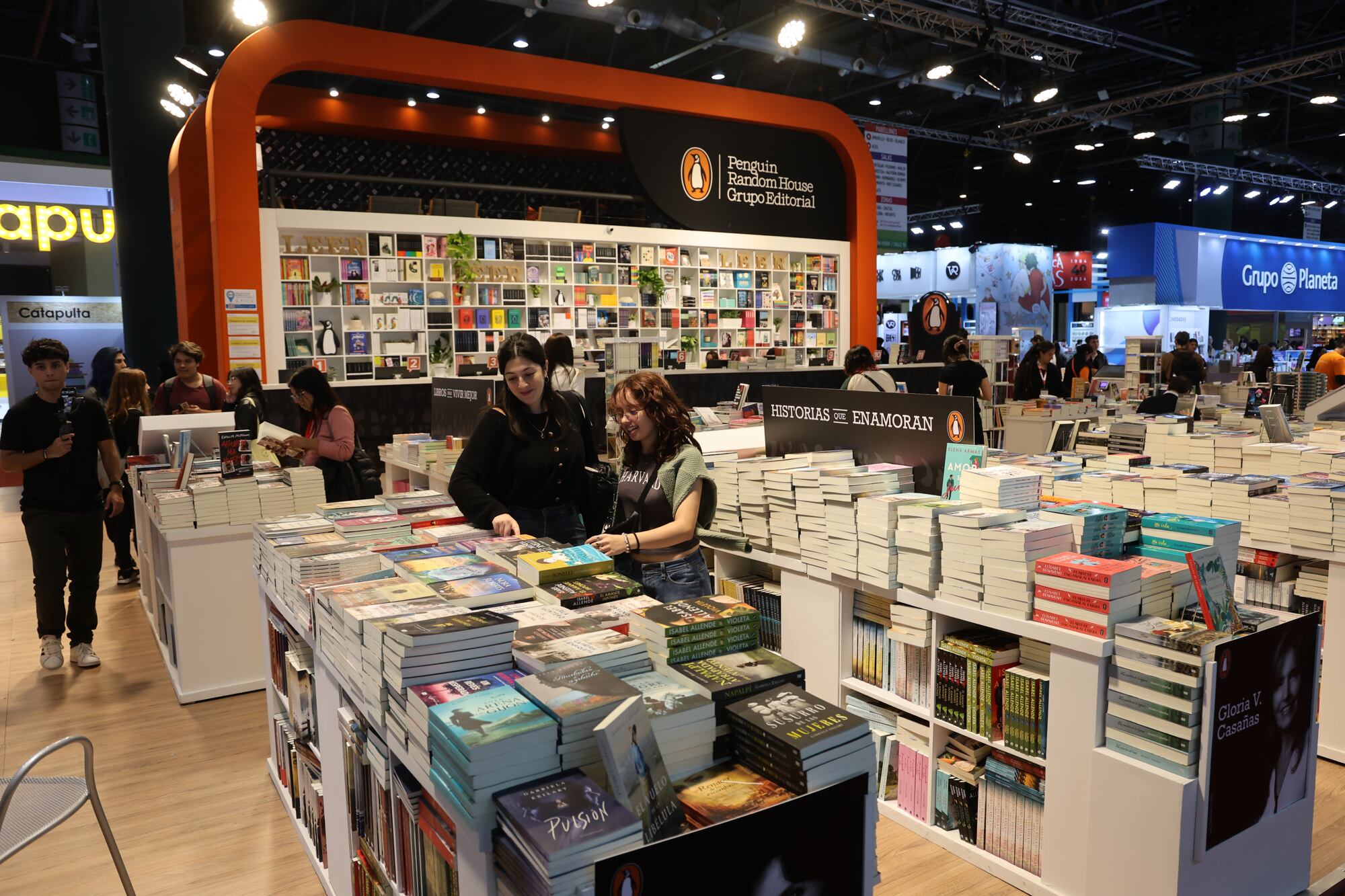 A la espera de los lectores, el stand de Penguin Random House en el Pabellón Verde