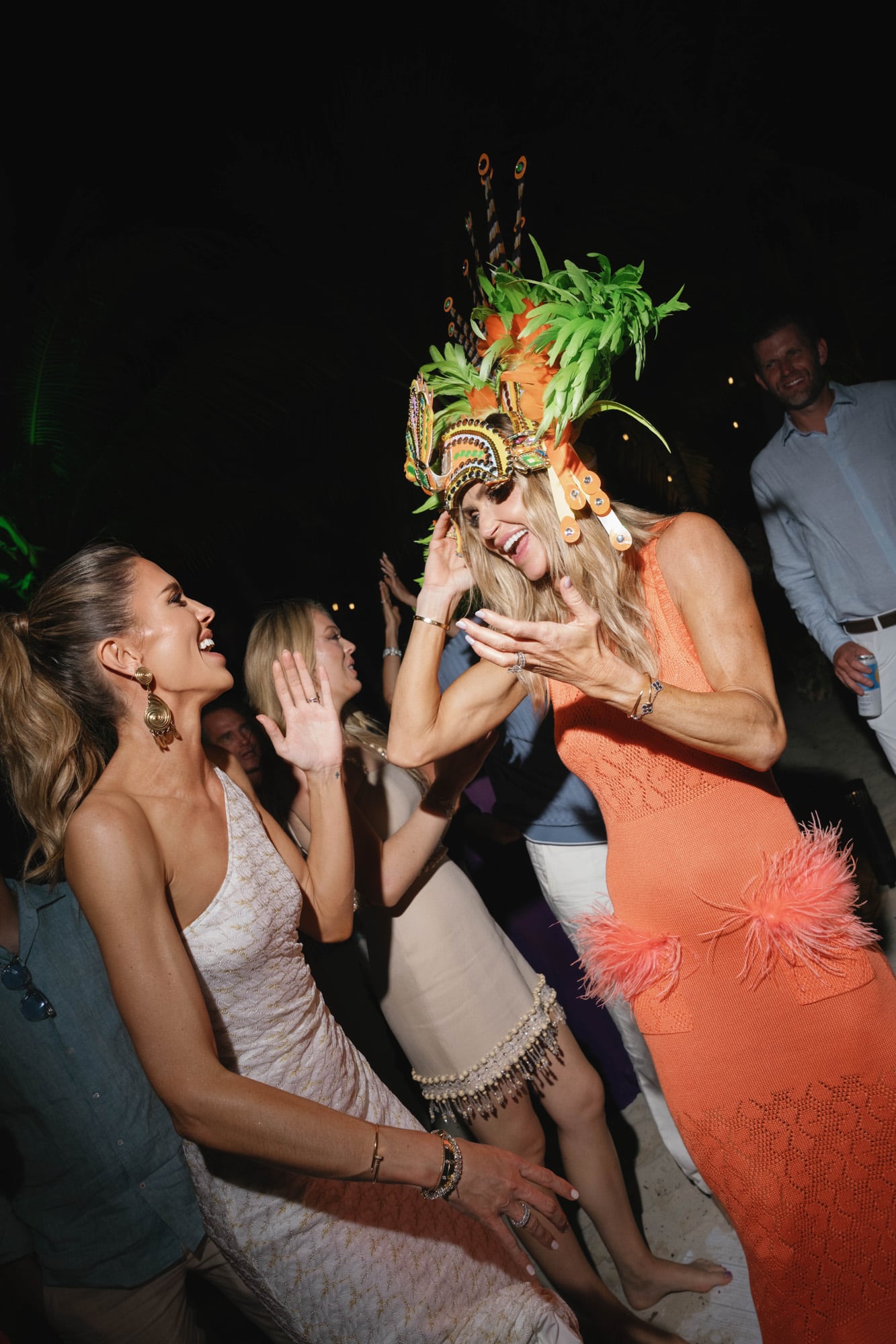 Bettina y Lara Trump, en uno de los
momentos de la fiesta caribeña
