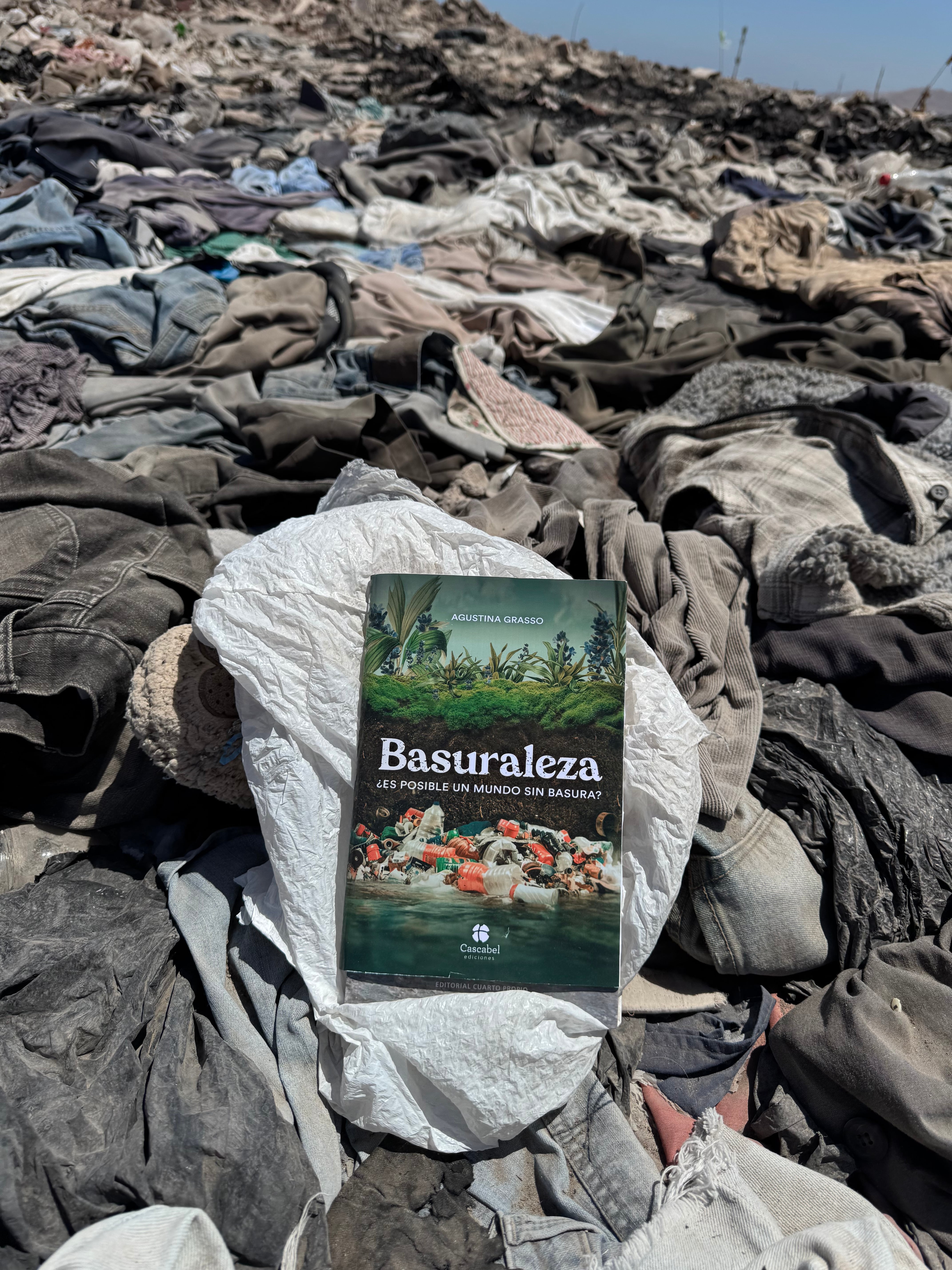 Basuraleza es un libro que retrata, a través de crónicas, la cadena de la basura, las desigualdades que conlleva y las consecuencias de la acumulación