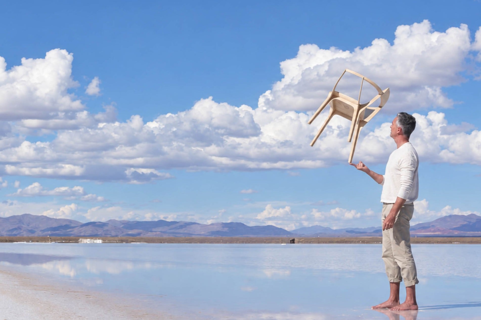 La recordada producción de fotos en las salinas para presentar su livianísima silla ‘Eutopia’. Fue el primer diseño concebido y producido íntegramente en la Argentina que obtuvo un Compasso d'Oro.