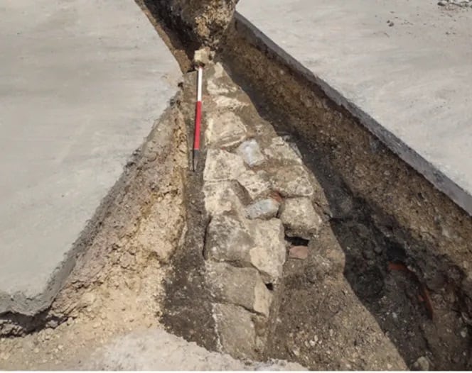 Muralla post-medieval, probablemente un elemento relacionado con los jardines del castillo