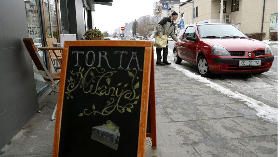 Vista de un tablón de una pastelería local que anuncia las tartas ''Melania'' en el centro de Sevnica, Eslovenia
