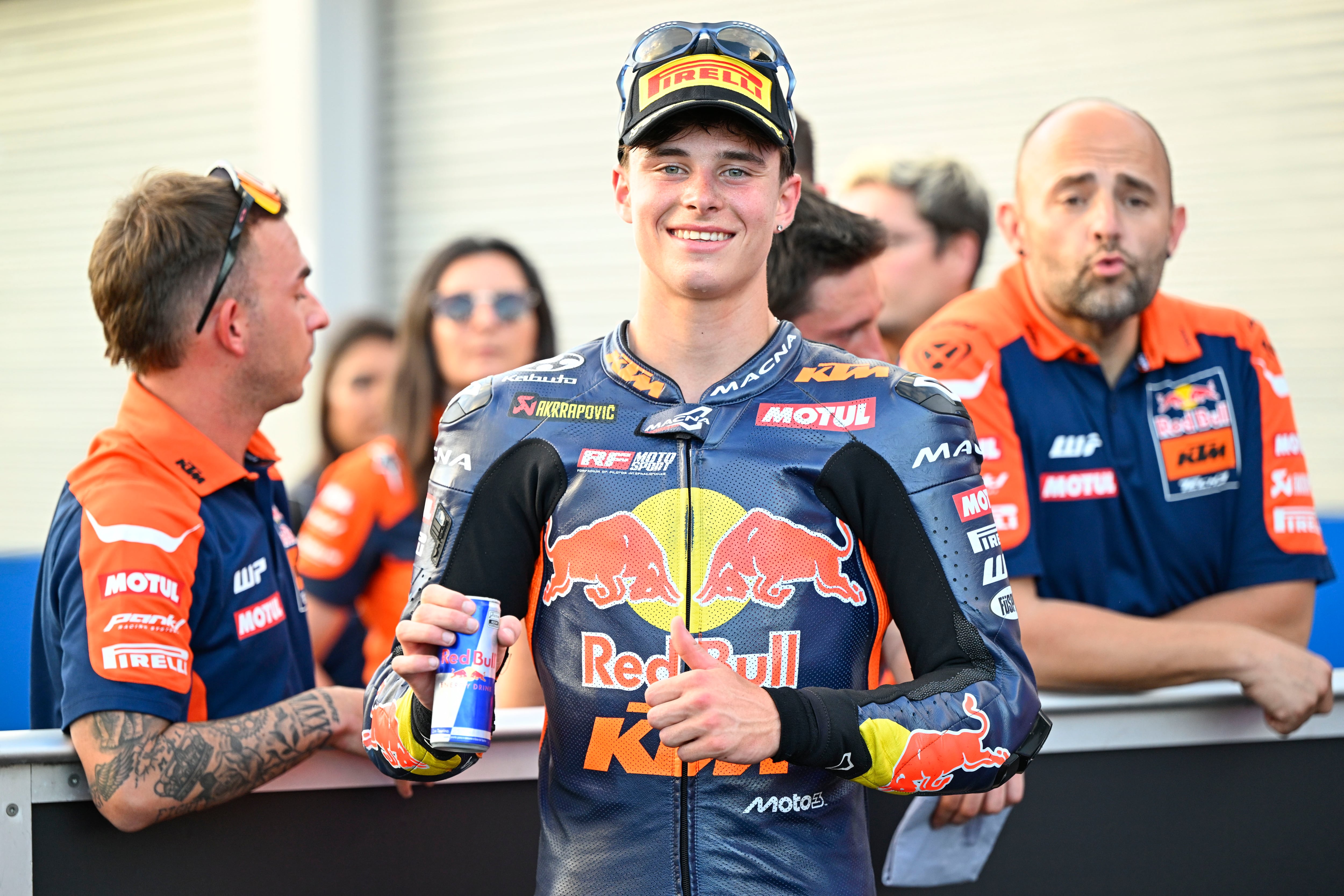 La felicidad de Valentín Perrone, que tras el hundimiento de un pedazo del circuito y su posterior arreglo consiguió el segundo lugar de partida en la carrera de Moto3 de Brasil.