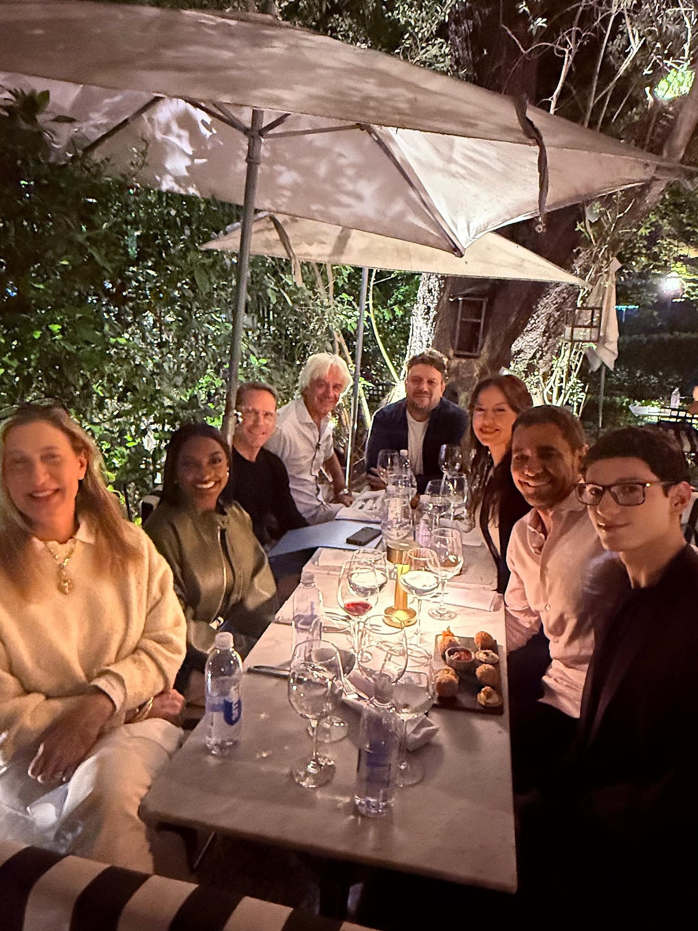 Simone Biles en un café de Recoleta