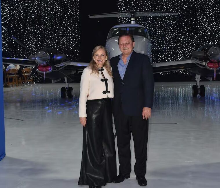 La ciudad paraguaya que busca seducir a los argentinos más ricos con un aeropuerto propio El empresario Andrés Trociuk, el viernes en la inauguración junto a su esposa Dana Luzko.