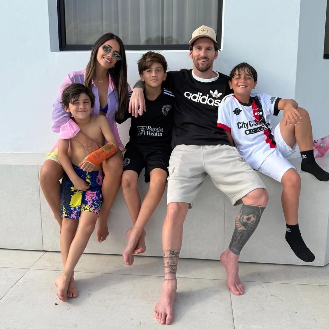 Familia de cinco: Antonela, Thiago, Lionel, Mateo y Ciro (Foto: Instagram @leomessi)