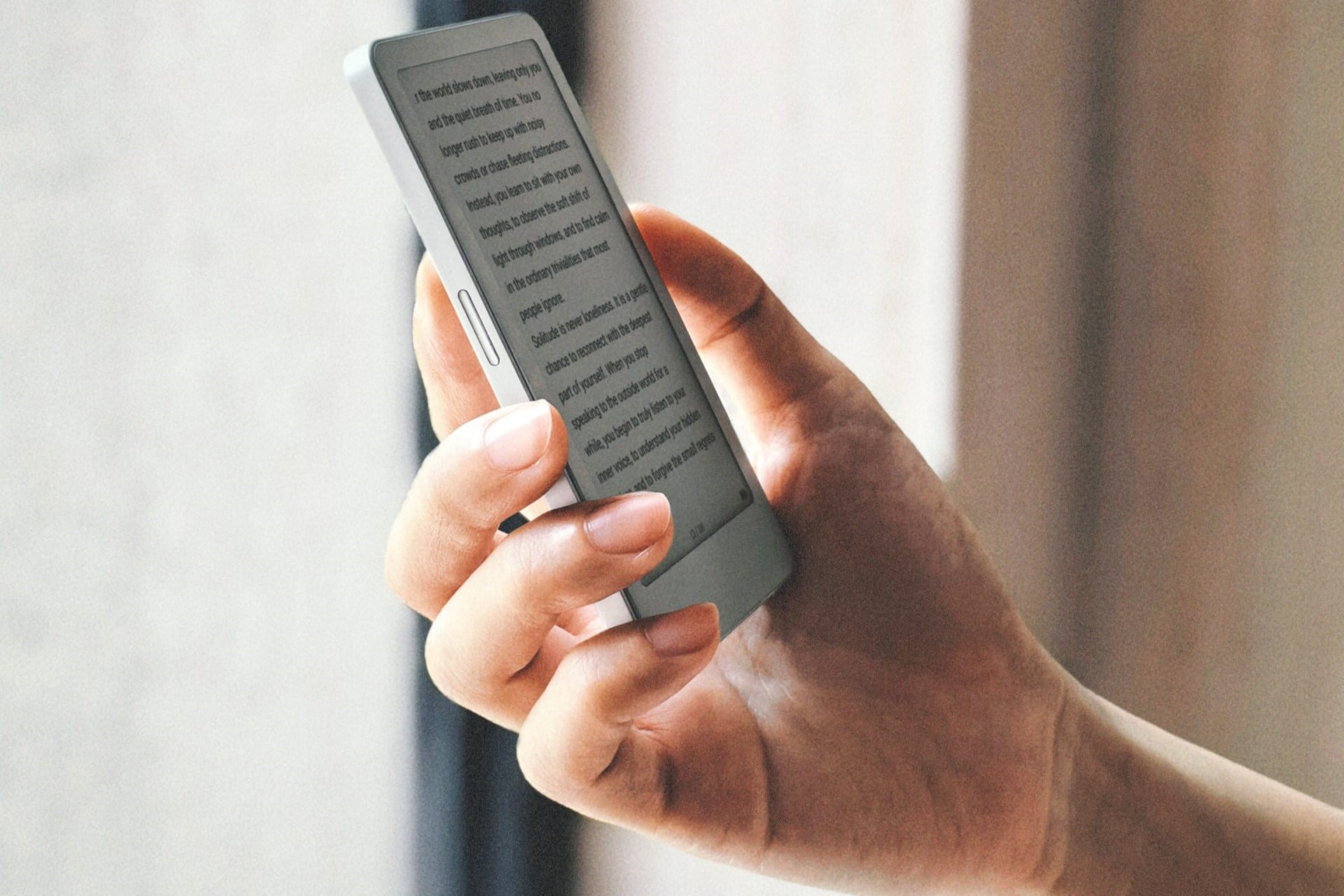 Una imagen promocional del Boox Picco, un lector de ebooks con una pantalla de tinta electrónica de 3,97 pulgadas