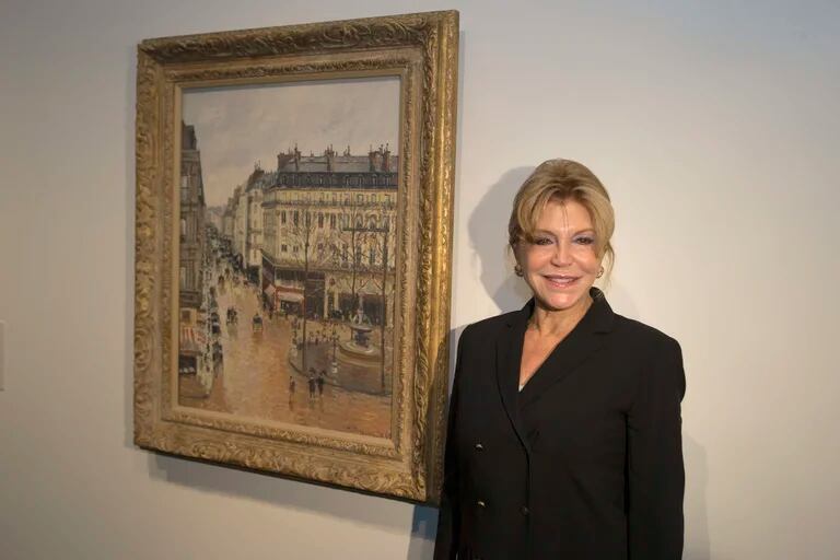 La baronesa Carmen Thyssen, posa ante la obra  Rue Saint-Honoré por la tarde. Efecto de lluvia, de 1897, del artista impresionista Camille Pissarro