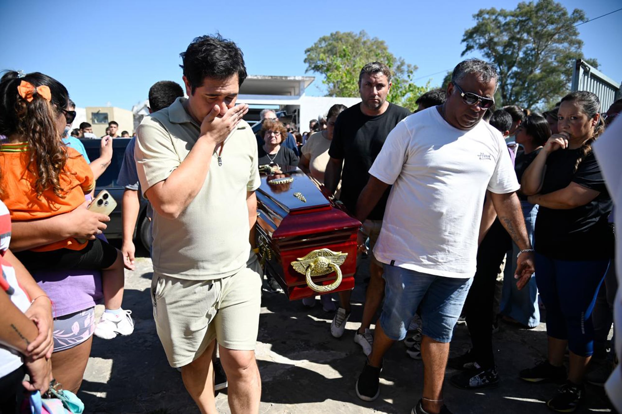 La emotiva despedida de Ian Cabrera en el club de fútbol donde jugaba, en una San Cristóbal conmocionada por la masacre escolar