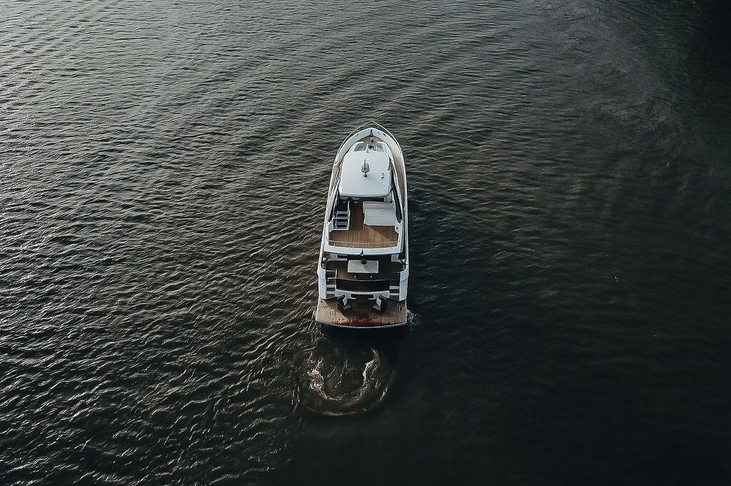 Estos barcos alcanzan 30 nudos, casi 70 kilómetros por hora en el agua: una velocidad impresionante para una embarcación tan robusta.