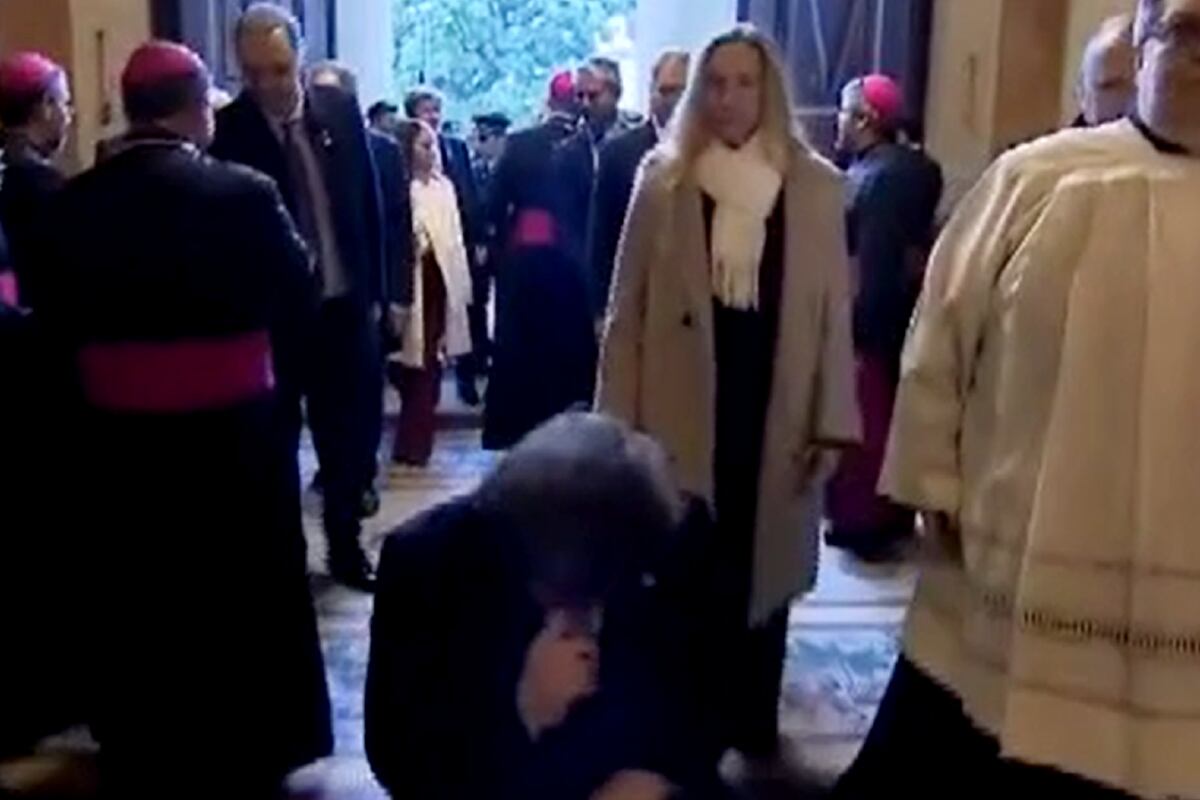 Javier Milei se arrodilló y se persignó al entrar a la Catedral para participar del Tedeum
