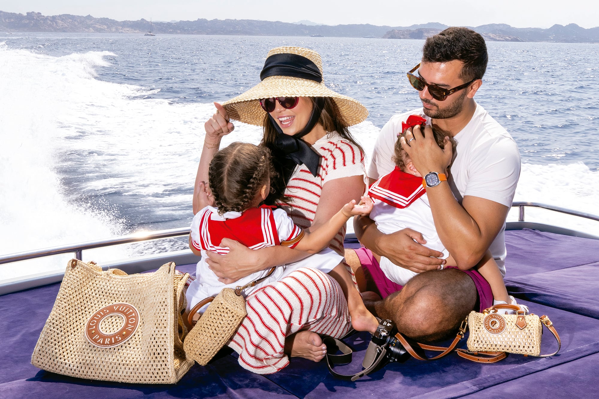 Cóctel de noticias: el doble de festejo de cumpleaños de Isabel Macedo, las vacaciones de Inés Rivero y el viaje de Benjamín Agüero 18 Postal familiar. Camila, con sombrero de ala ancha y canasto de Louis Vuitton, comparte una travesía en barco junto a su marido, Juan Carlos, y sus hijas, Aurora y Alma, que lucen looks marineros idénticos y mini carteras LV, iguales a las de su mamá