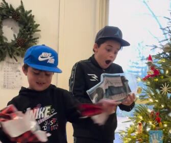 La emoción de dos niños estadounidenses cuando se enteraron de que iban a ver el debut de Messi en el Mundial
