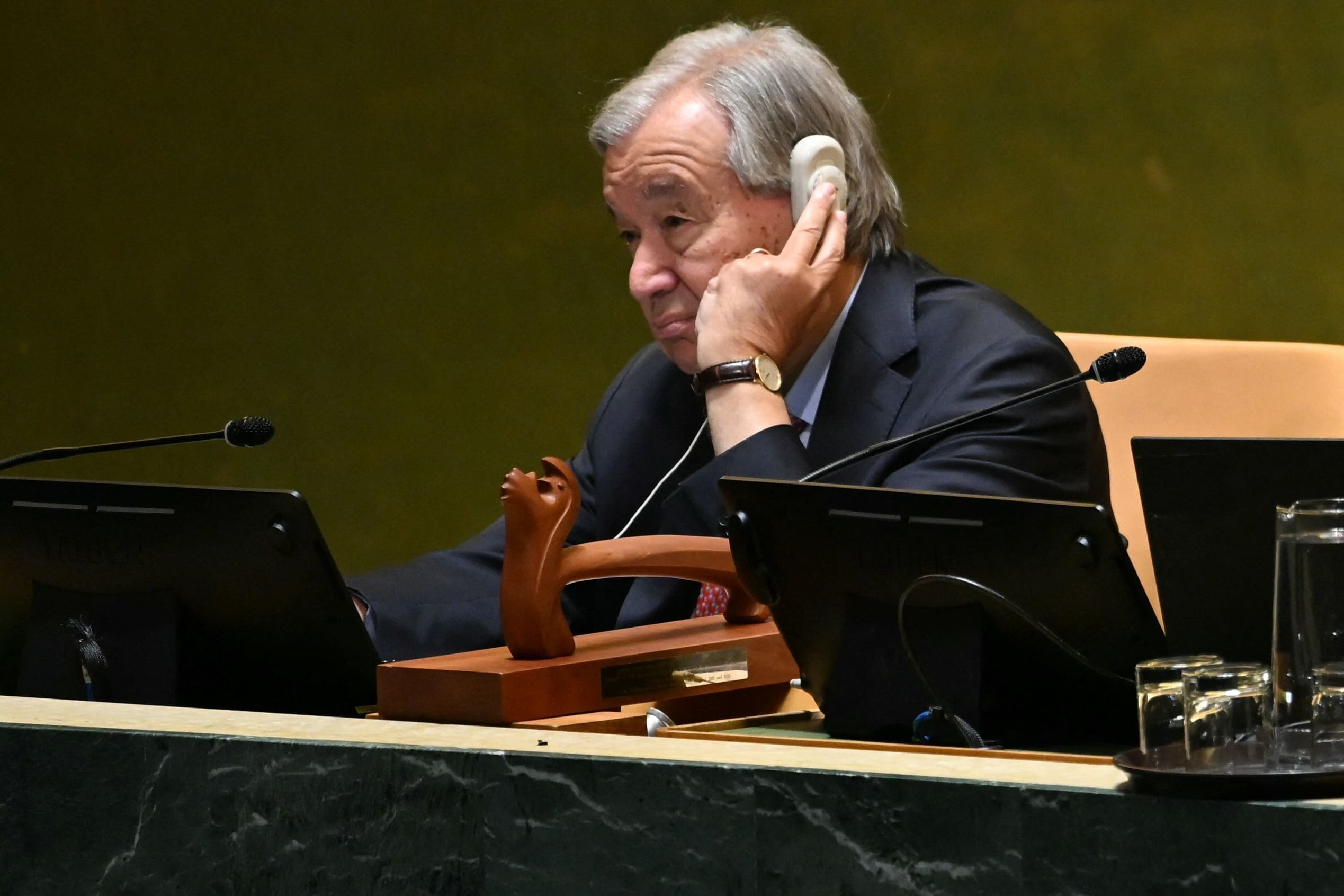 Guterres escucha el discurso de Trump durante la última Asamblea General