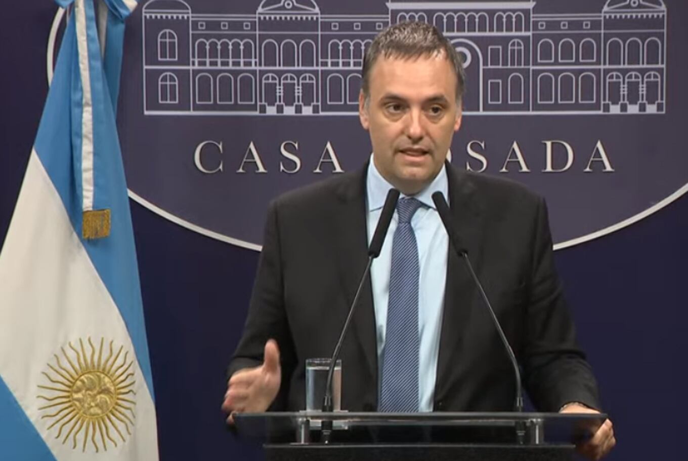 Manuel Adorni durante una conferencia de prensa en Casa Rosada