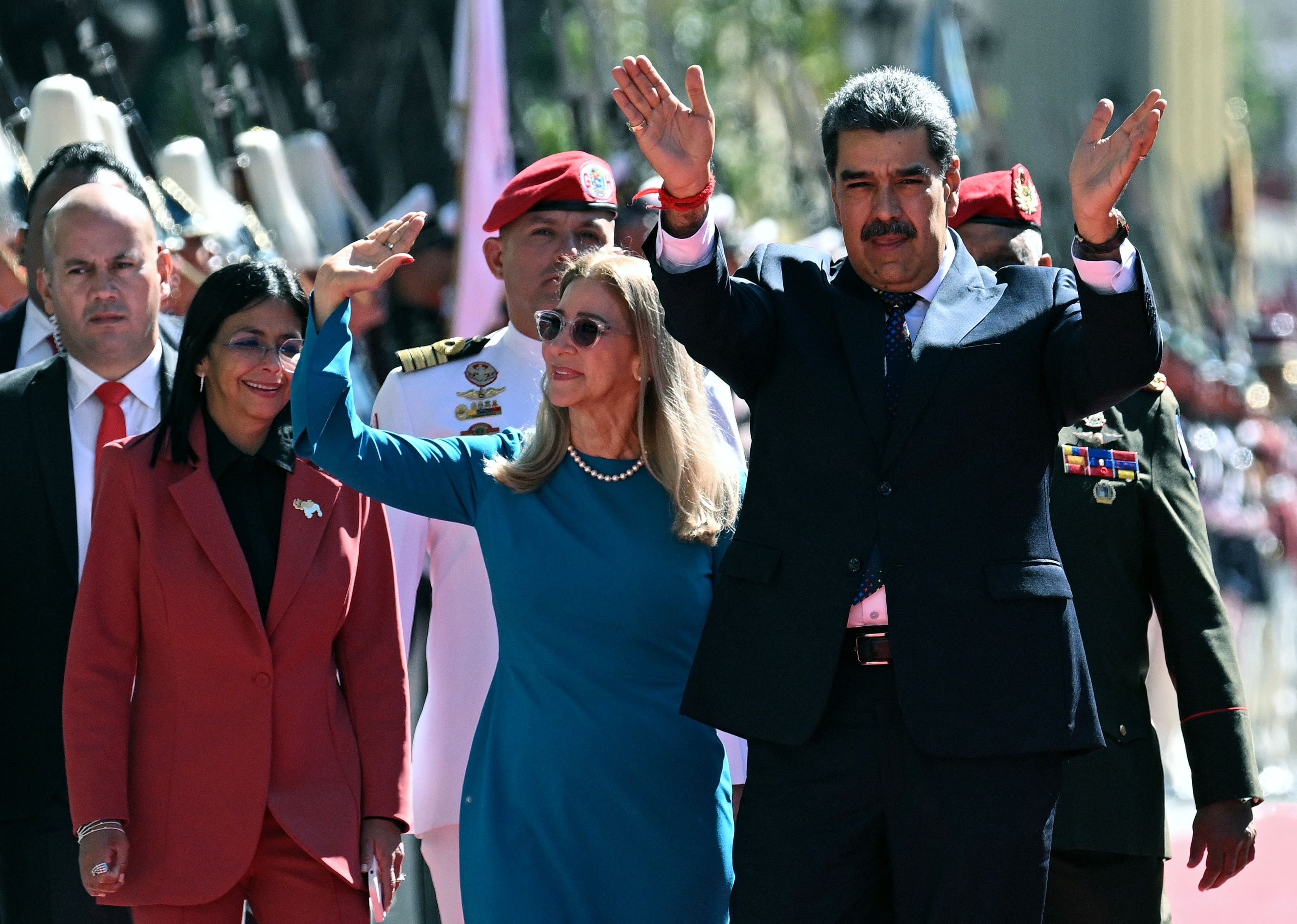 Delcy Rodríguez, junto con Cilia Flores y Nicolás Maduro