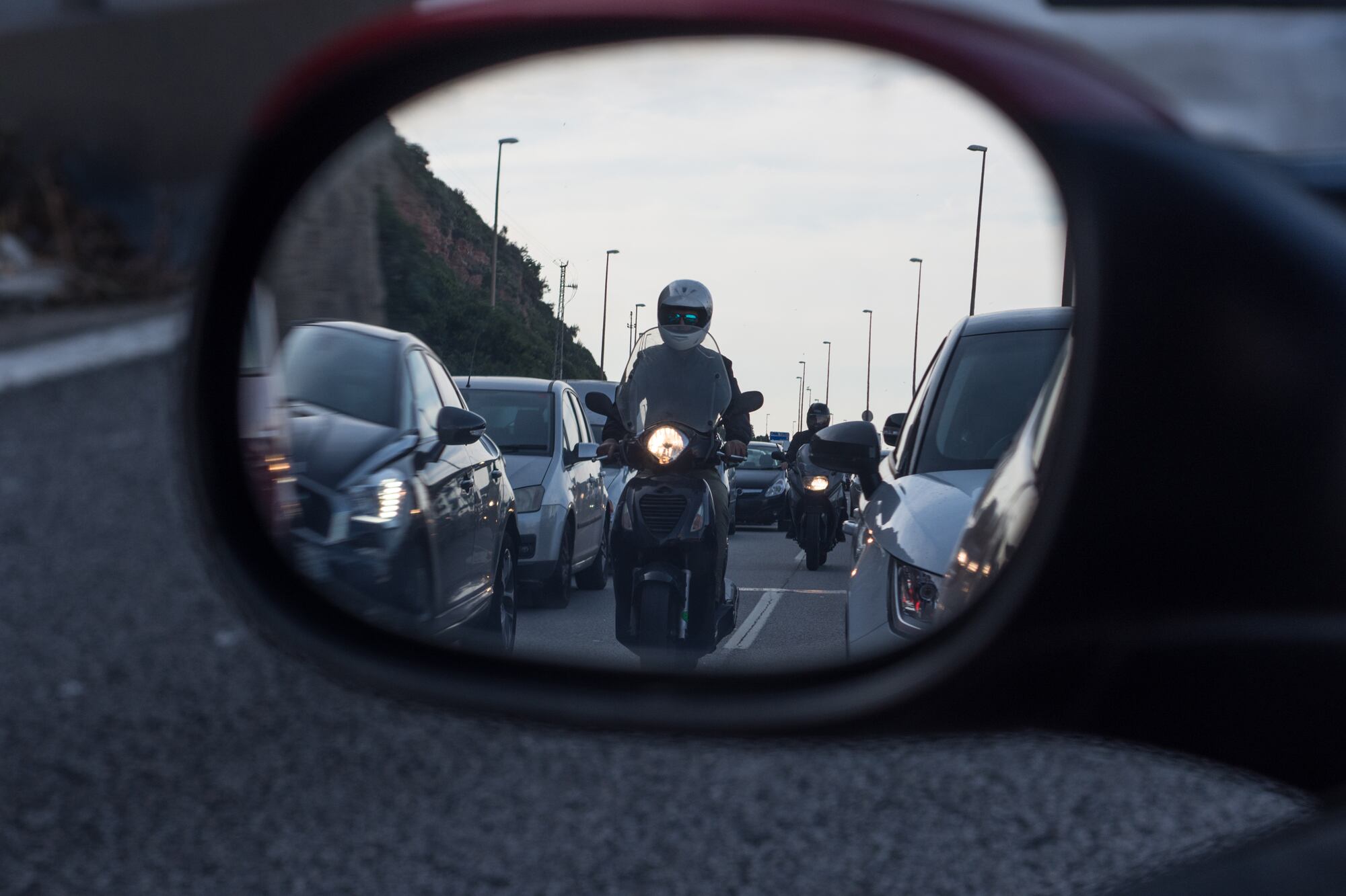 El espejo retrovisor ayuda a ver a los motociclistas que circulan entre medio de dos carriles