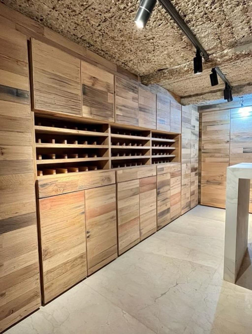 Así es la exclusiva bodega subterránea revestida en roble francés proveniente de antiguas barricas