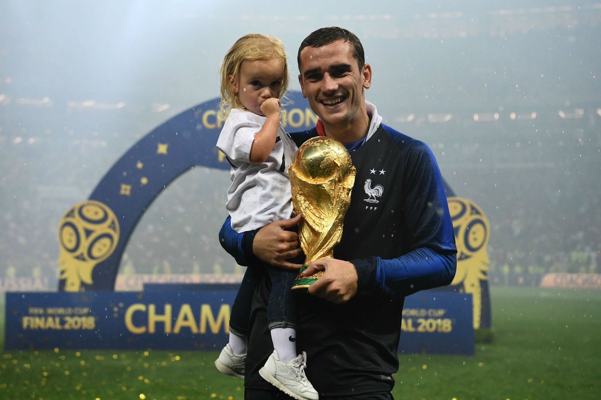 Griezmann con su hija Mía y la Copa del Mundo