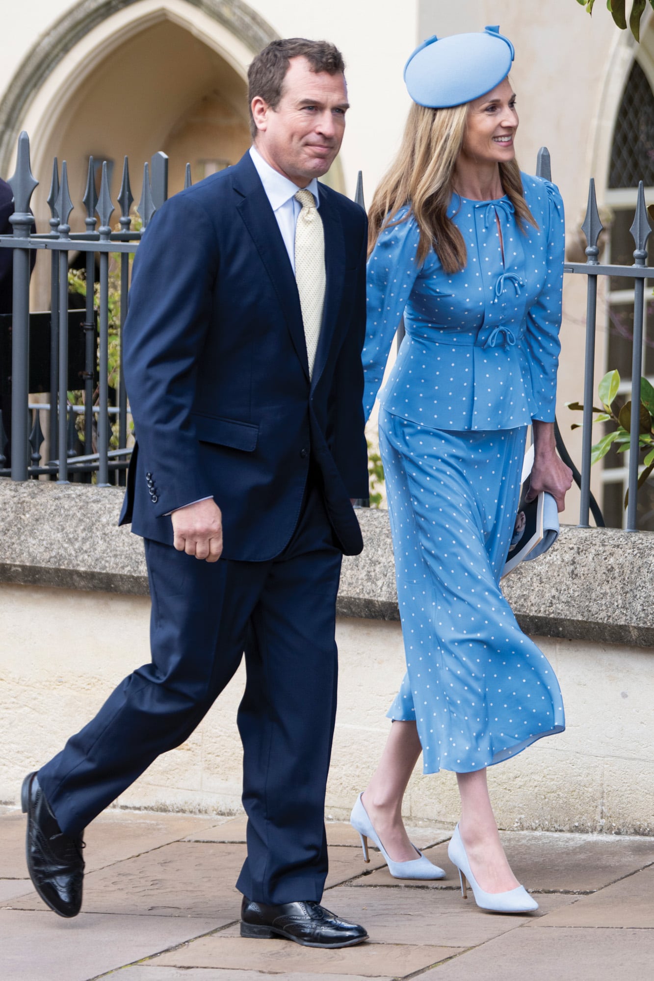 Peter Phillips y su prometida, Harriet Sperling, quien eligió para la ocasión un conjunto de falta y blusa a lunares de Beulah, que complementó con stilettos y clutch de gamuza de Emmy London, fascinator en crêpe con lazo de organza de Jane Taylor y pendientes de perlas y diamantes