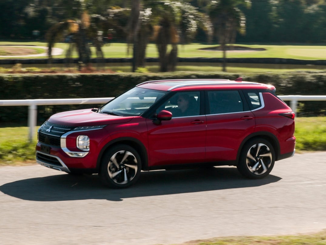 La silueta del Mitsubishi Outlander luce moderna y clásica