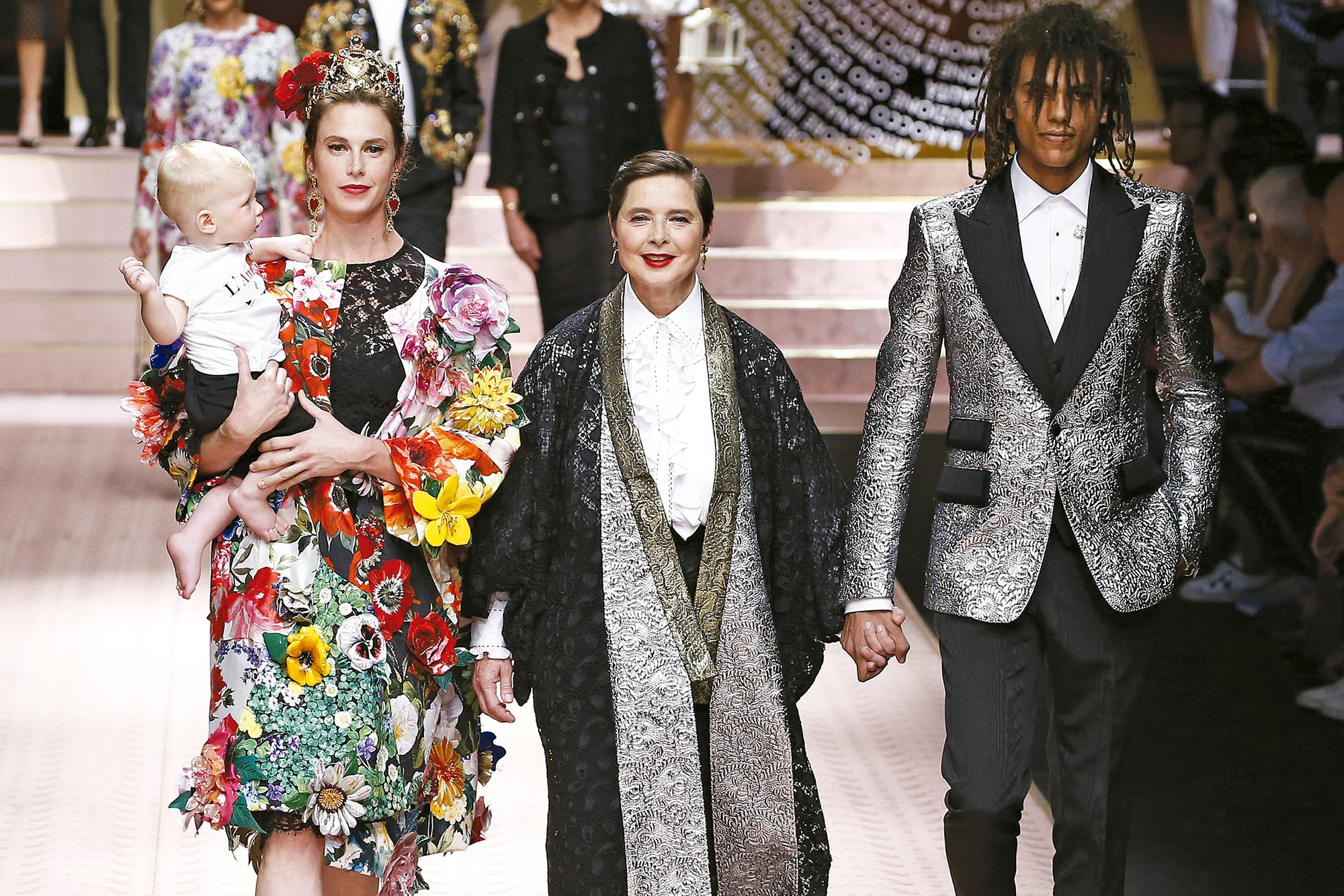 Isabella con sus hijos Elettra (con su pequeño hijo Ronin en brazos) y Roberto en el desfile de Dolce&Gabbana en Milán, en 2018