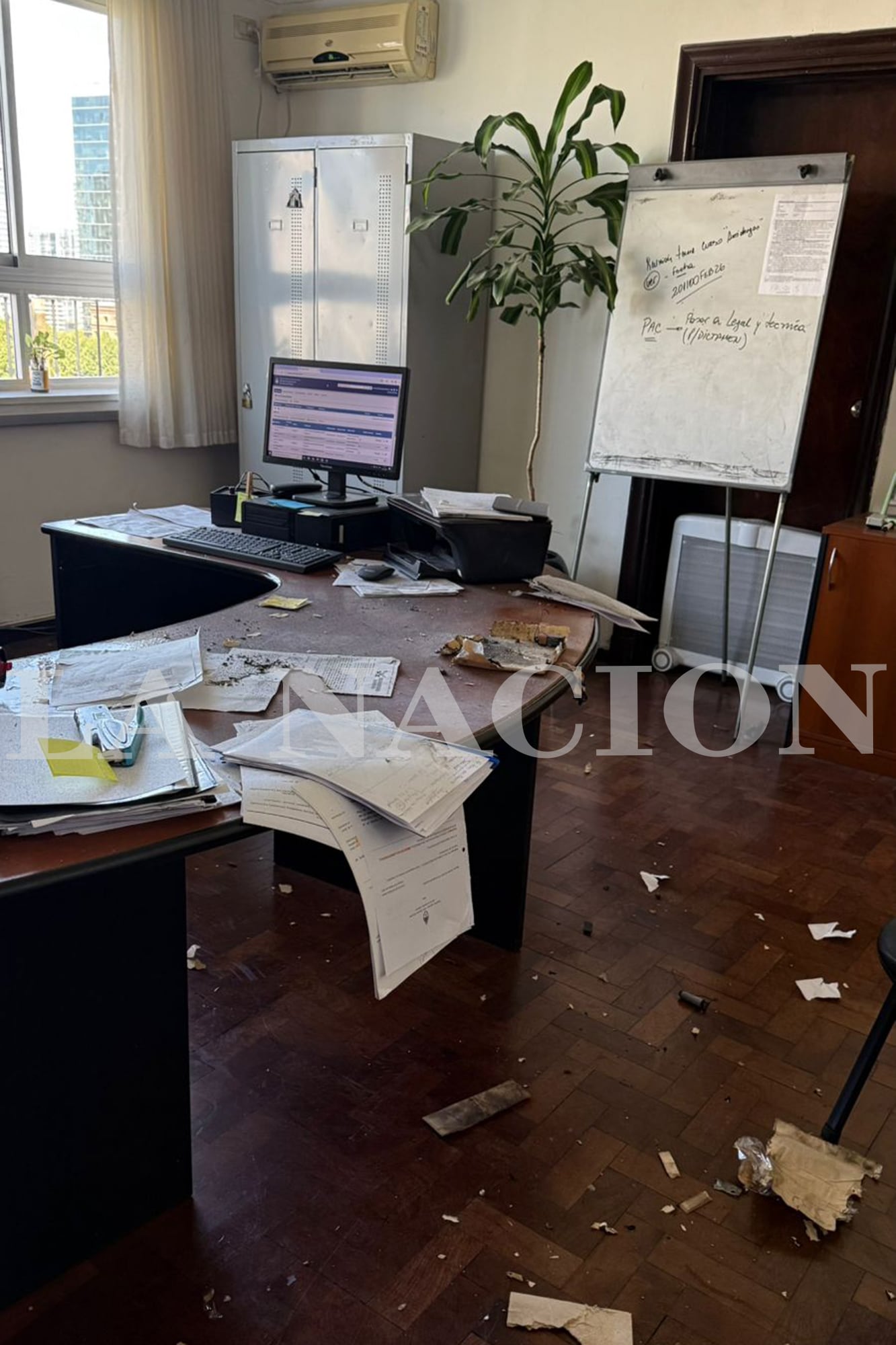 Así quedó la oficina donde explotó el artefacto