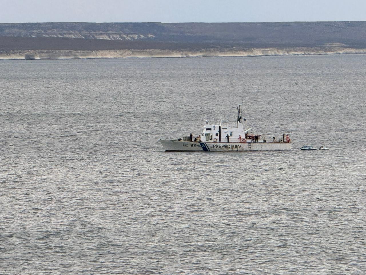 La Prefectura Naval realizó rastrillajes en la costa de Puerto Madryn.