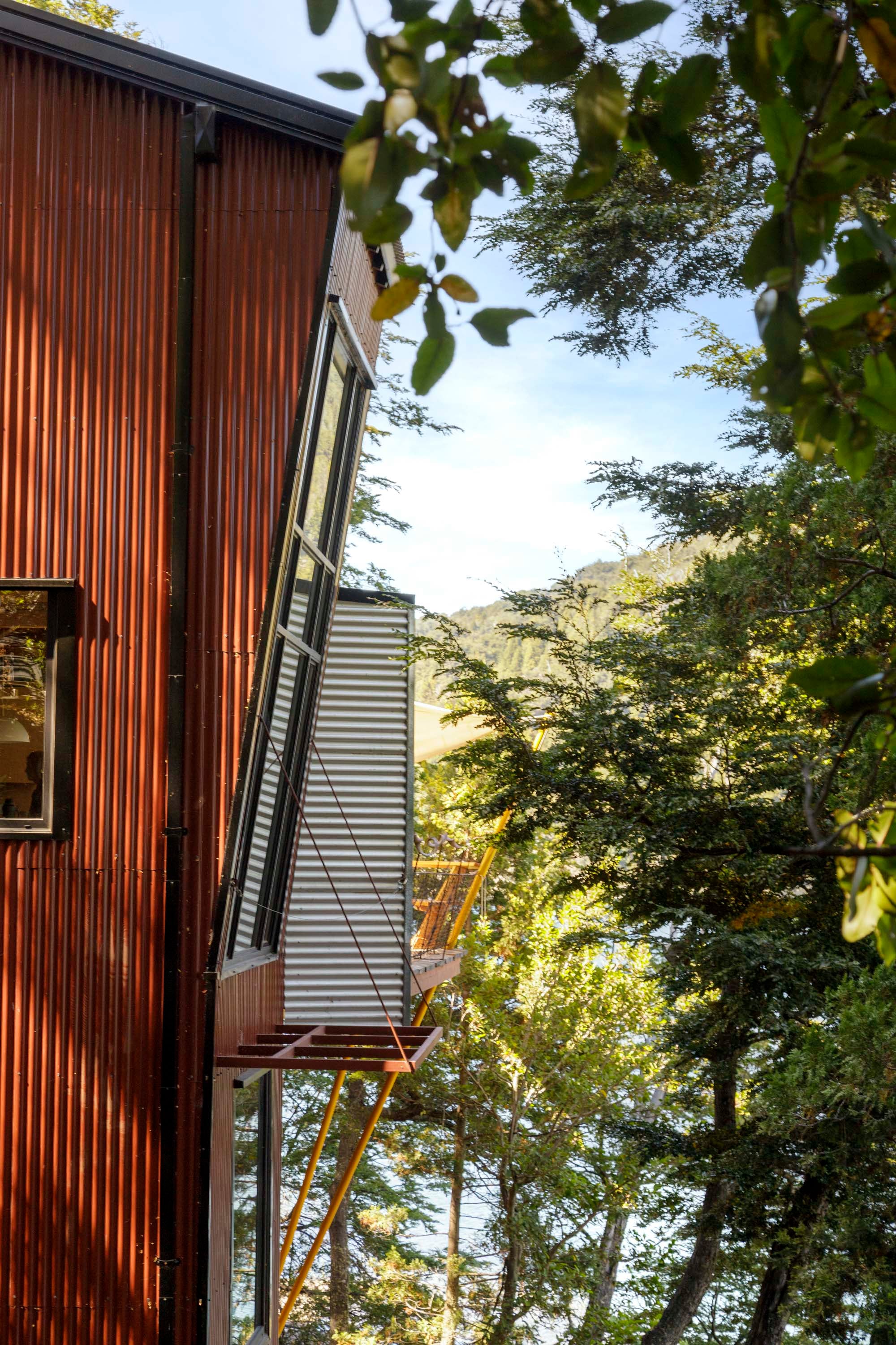 La ventana del living tiene una inclinación de unos 20°: “Cuando la ves, te dice que todo pasa hacia abajo”.