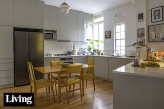 Arte, color, muebles e iluminación fuera de lo común llevan el maximalismo al corazón de la casa