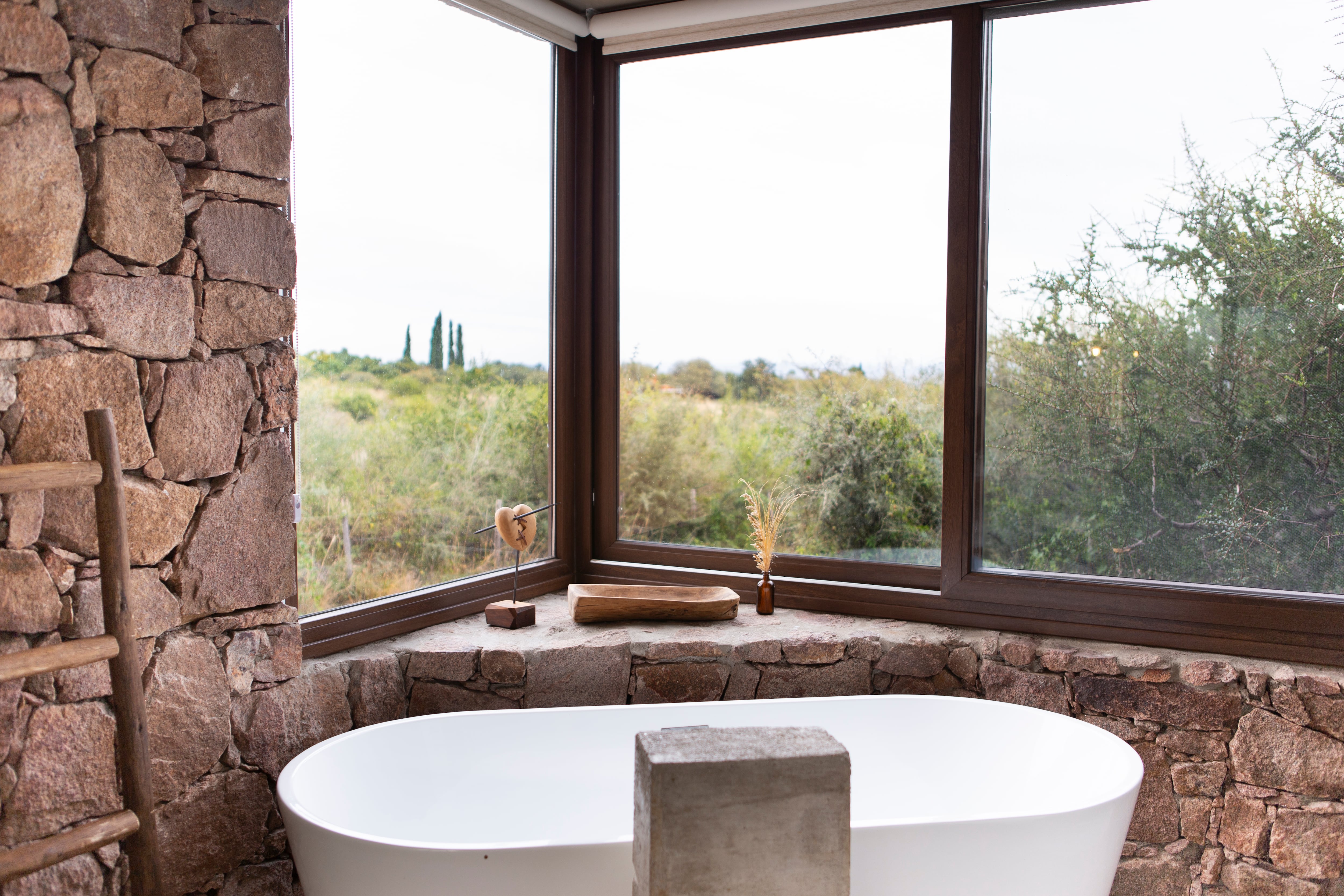 La bañera con vista a las sierras es uno de los atractivos de las cabañas