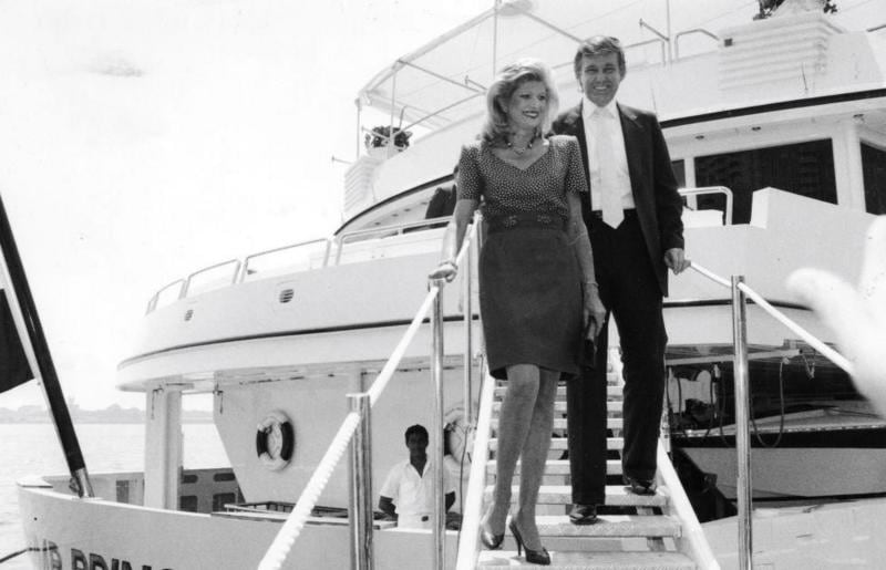 Donald e Ivana Trump desembarcan del yate