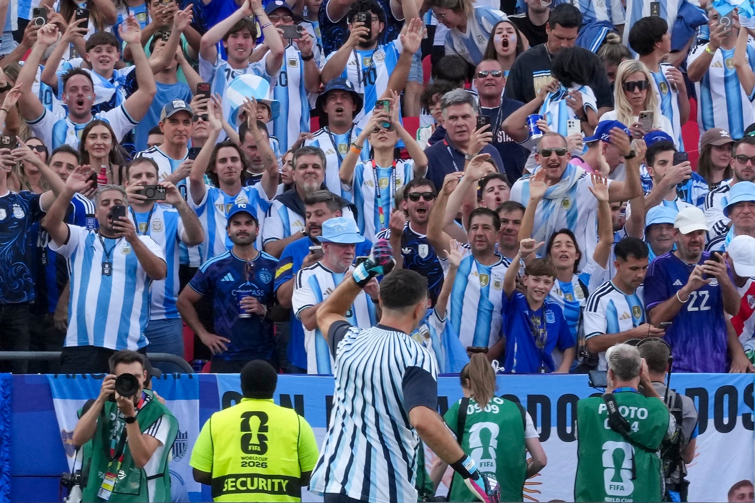 El arquero Emiliano Martínez #23, de Argentina, en la previa del partido del Mundial 2026 entre Argentina y Argelia en el Arrowhead Stadium de Kansas City, Missouri, Estados Unidos, el 16 de junio de 2026.