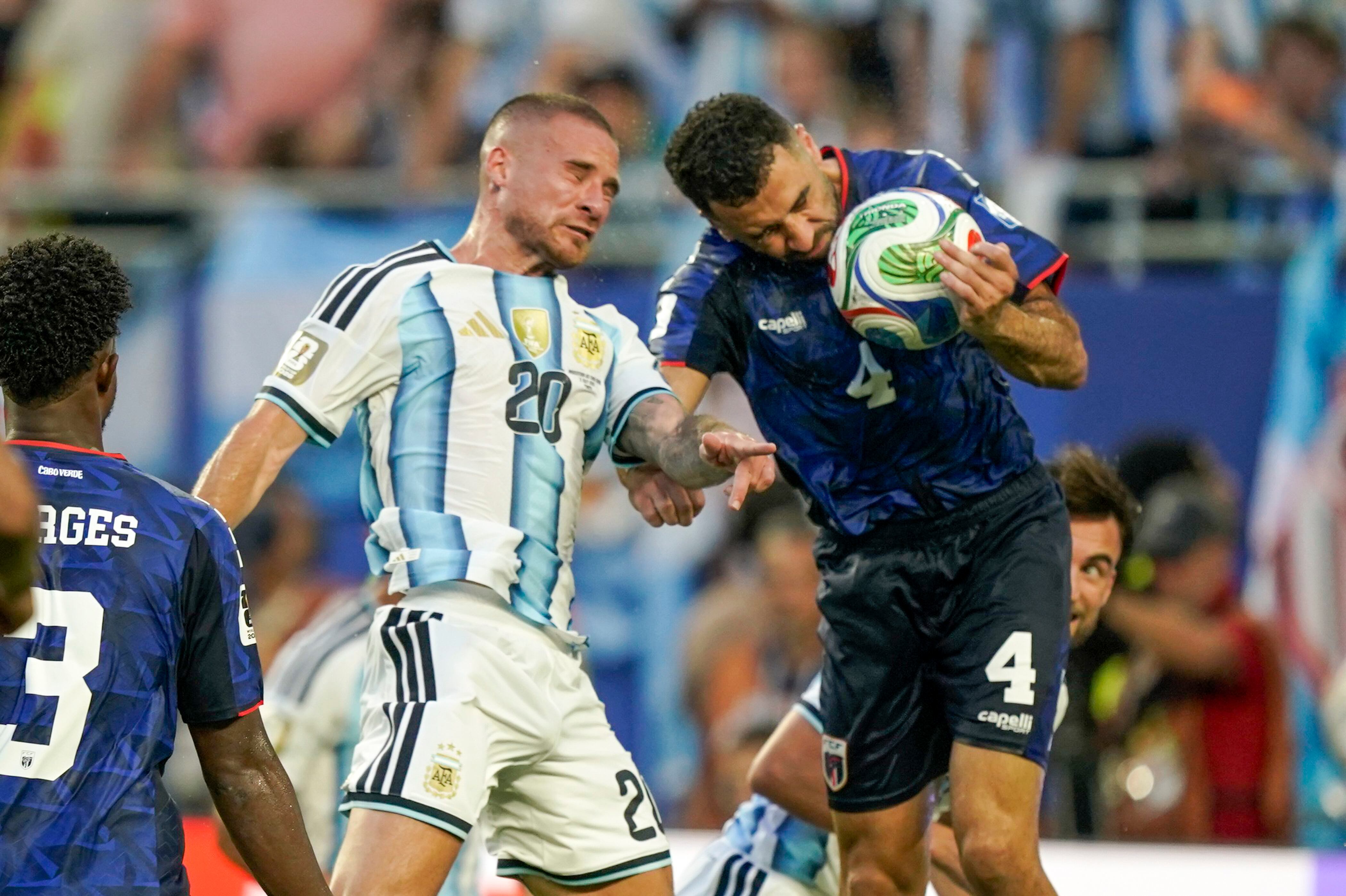 Resultado de Argentina vs. Cabo Verde: quién ganó el partido del Mundial 2026 7 Toda la Argentina pidió penal por una mano de Pico Lopes, después de un cabezazo de Alexis Mac Allister