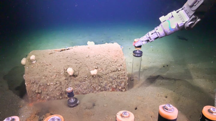 Investigadores utilizan el vehículo teledirigido SuBastian para recolectar núcleos de sedimentos junto a barriles desechados en el fondo marino