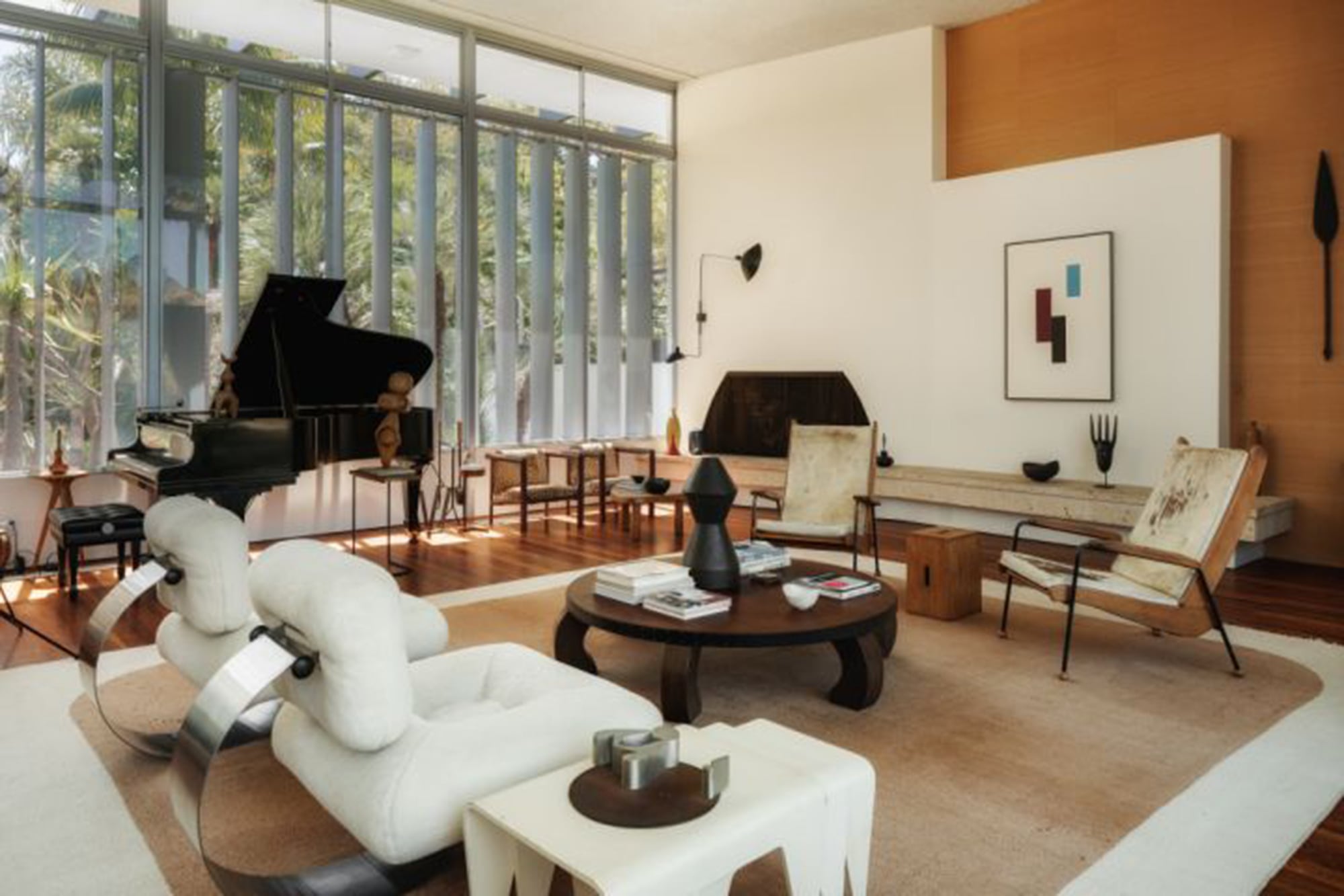 La propiedad cuenta con 480 metros cuadrados, cinco dormitorios y seis baños