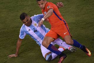 Gabriel Mercado habló de la patada que le dio a Alexis Sánchez, a quien le quedó así el tobillo y no pudo moverse por cuatro días