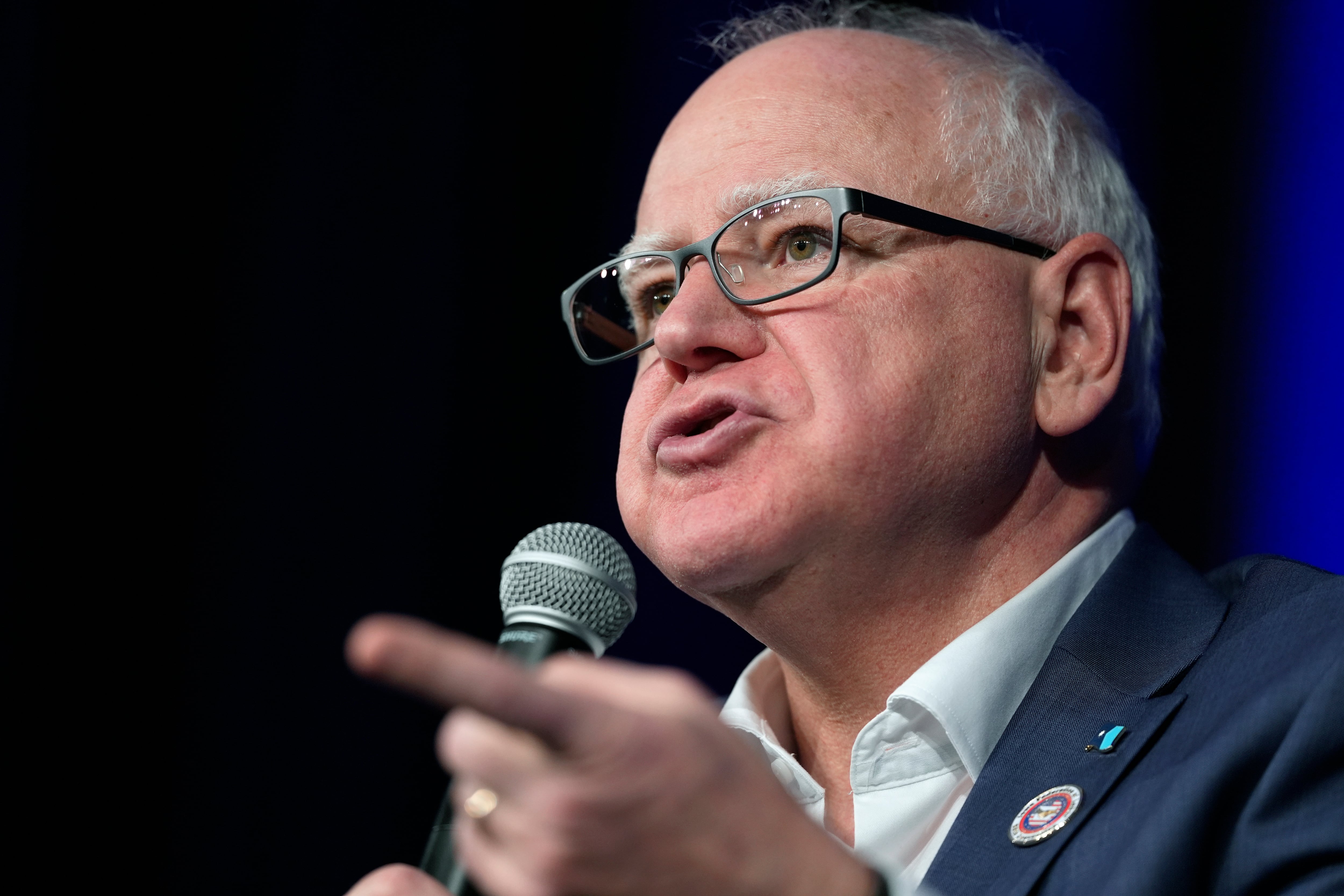 El gobernador Tim Walz planea firmar la ley en los próximos días, bajo presión del acuerdo legislativo que amenaza con retener fondos