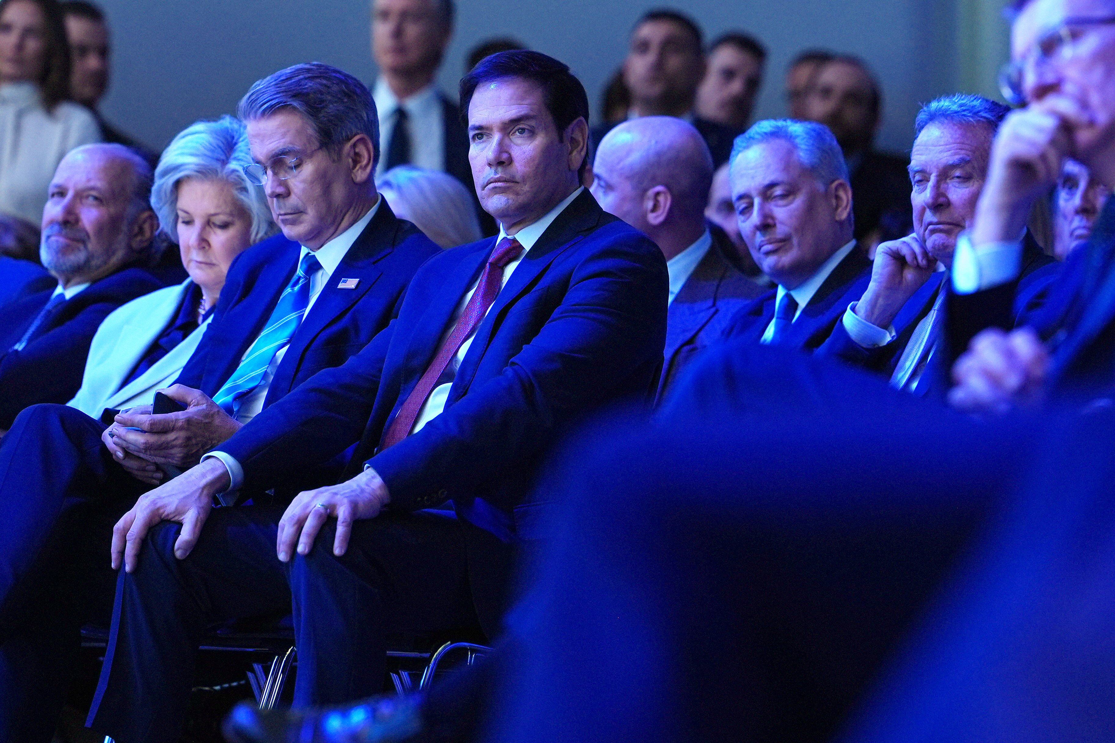 El secretario de Estado norteamericano, Marco Rubio, junto al secretario del Tesoro, Scott Bessent, y la jefa de Gabinete, Susie Wiles, escuchan el discurso de Donald Trump en el Foro de Davos, el miércoles 21 de enero de 2026 (AP Photo/Evan Vucci)
