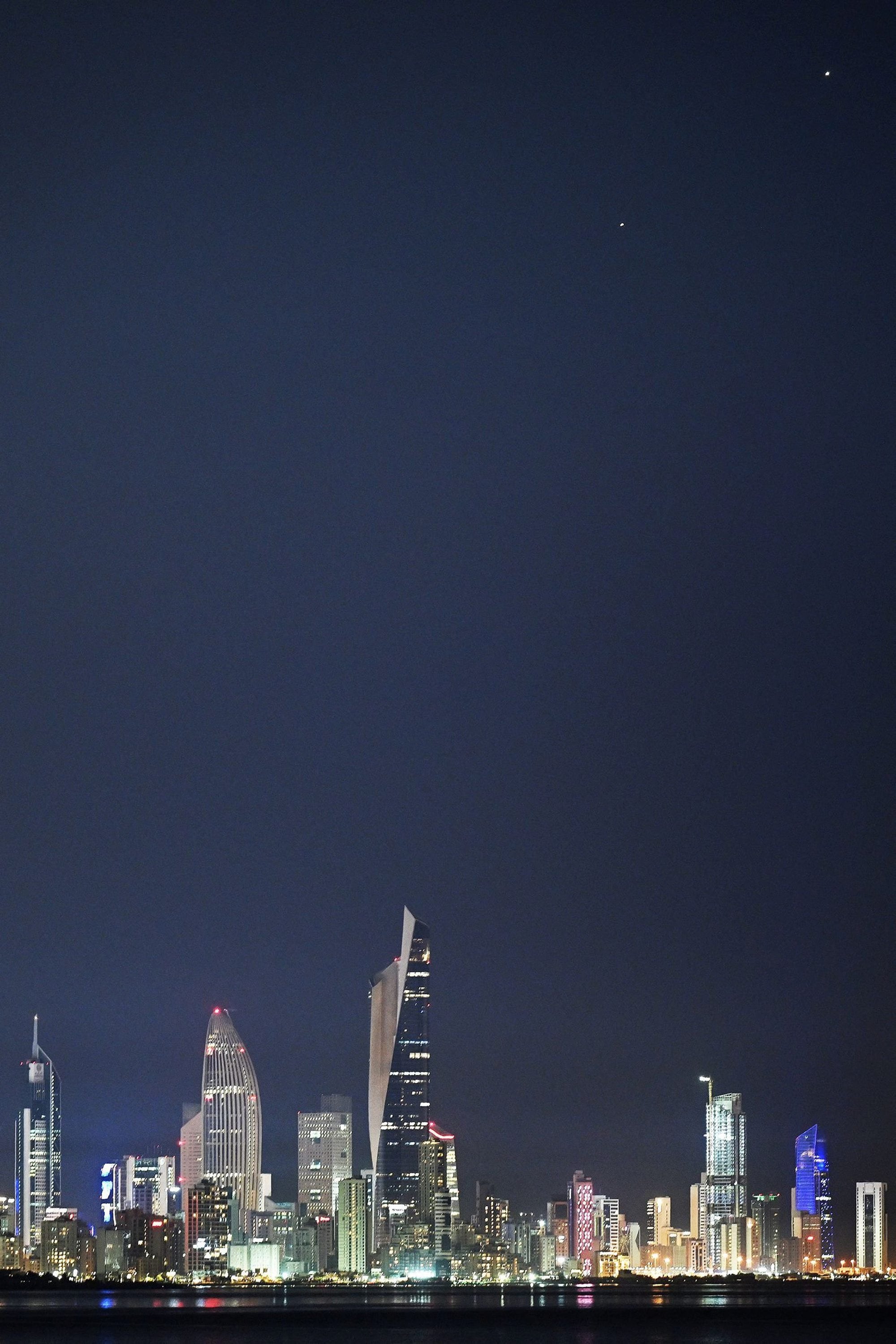 Esta fotografía muestra la conjunción de Júpiter y Venus sobre el horizonte de la ciudad de Kuwait