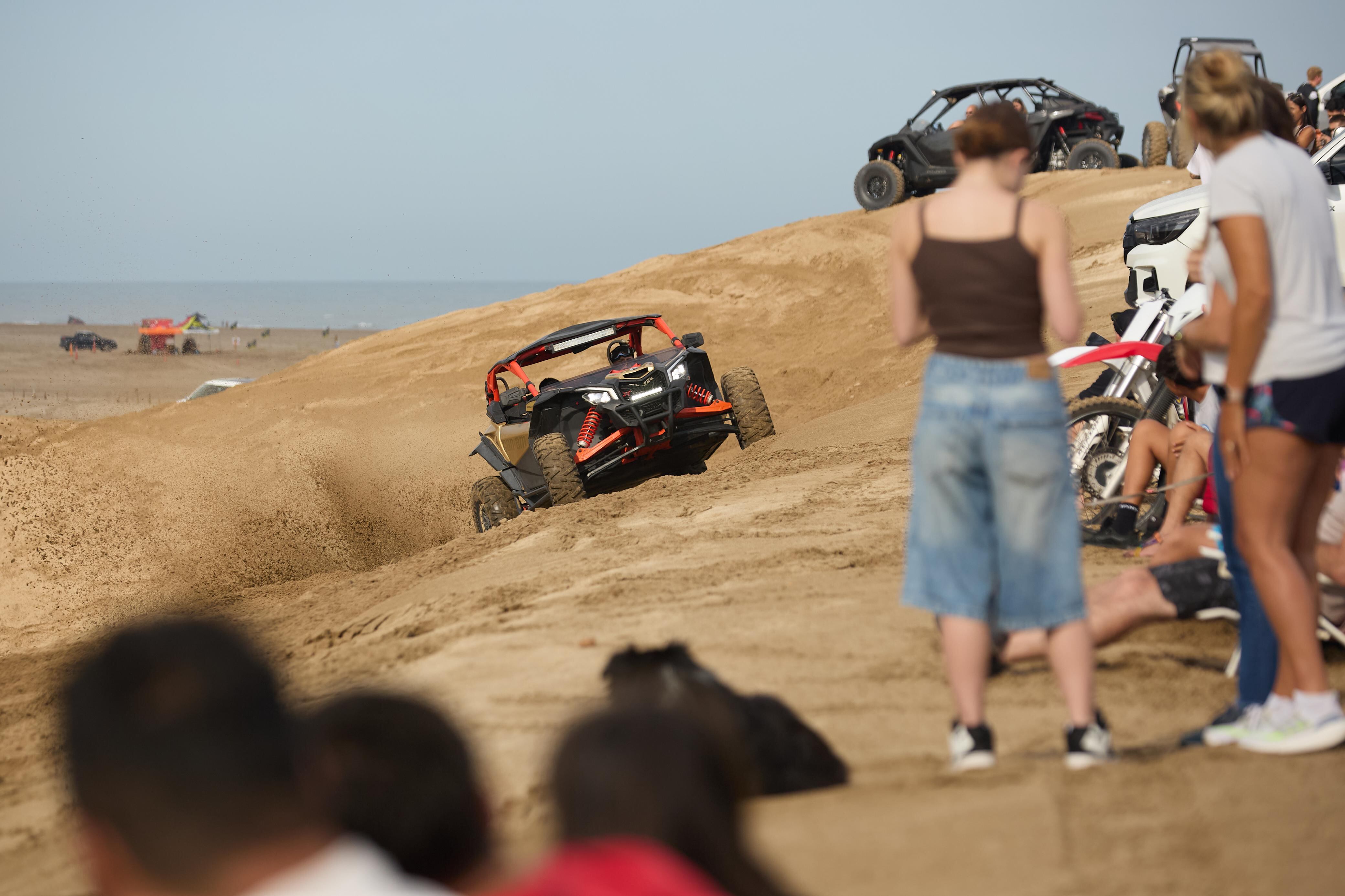 UTV, cuatriciclos y camionetas conviven en La Frontera con las familias que ingresan a la playa