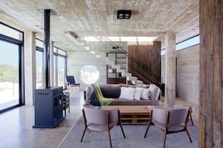 Atravesada por la luz, una casa-mirador se integra a las dunas y a la vida veraniega