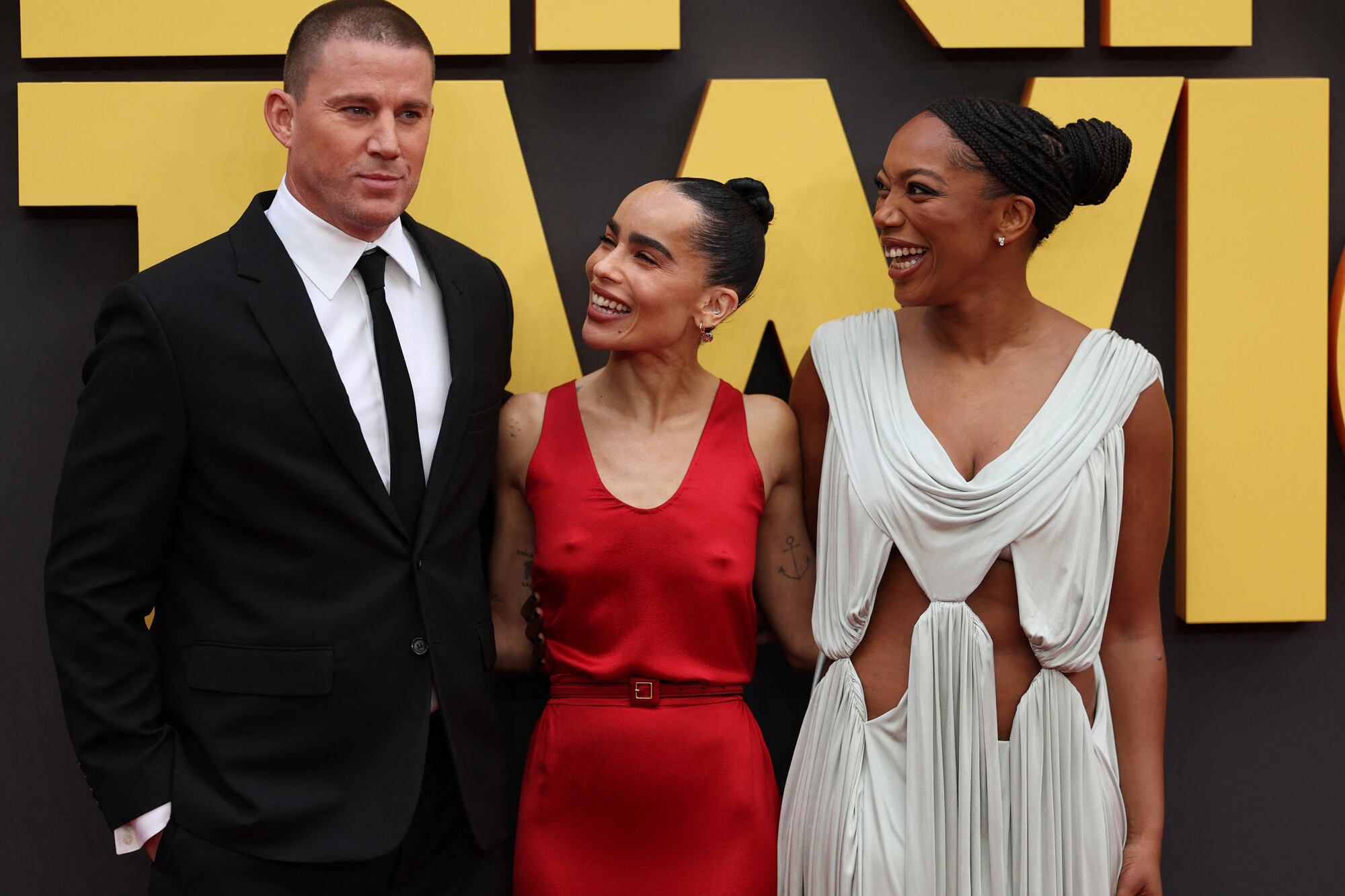 La entonces feliz pareja junto a la actriz británica Naomi Ackie