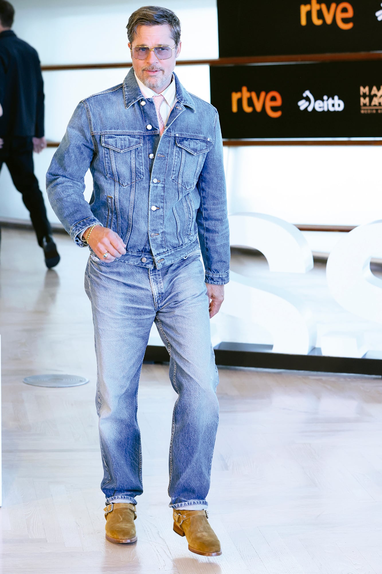En una de sus salidas sorprendió con un total look en denim de inspiración retro, compuesto por jean y chaqueta de lavado medio Umit Benam, camisa a rayas Silbom, corbata rosa Gucci y botas de gamuza. ¿El detalle? Su reloj Patek Philippe Calatrava 2526R