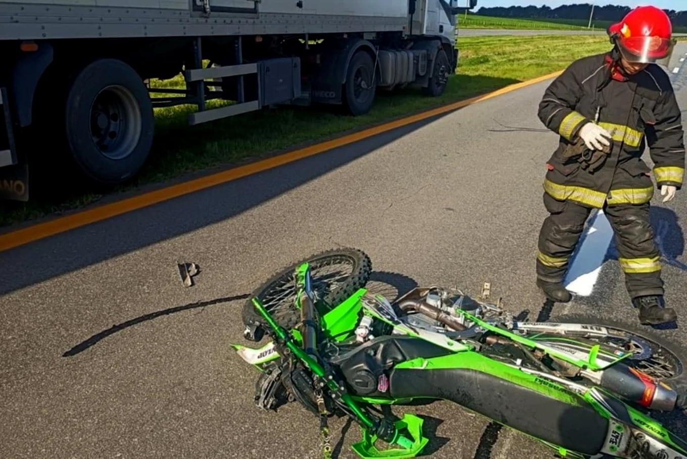 Un joven motociclista perdió el control y chocó de frente contra un camión en la ruta 226: murió en el lugar