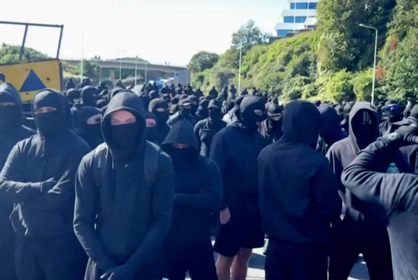 Las imágenes de decenas de hombres con pasamontañas de estilo paramilitar en Dover recuerdan a las registradas décadas atrás en Irlanda del Norte.