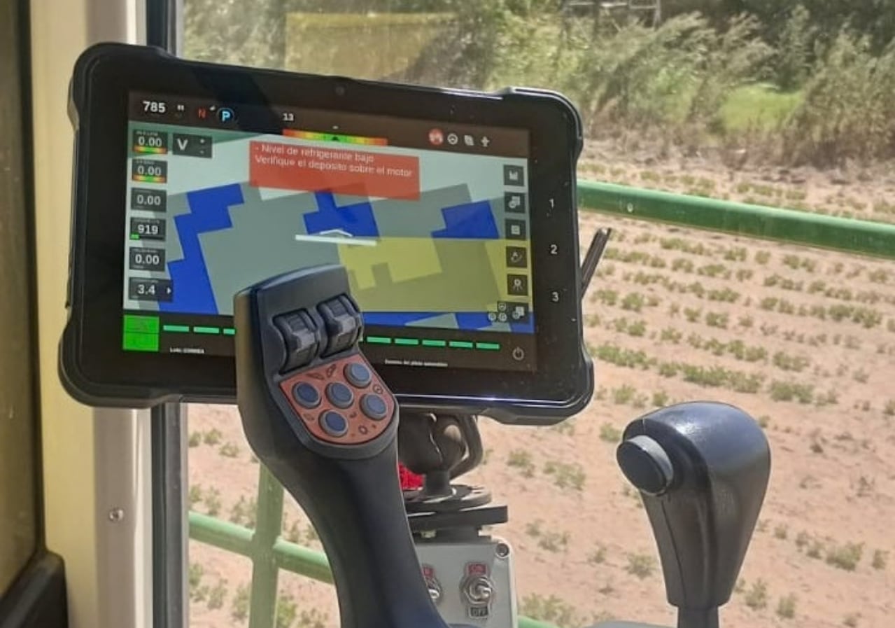 El sistema utiliza inteligencia artificial para detectar malezas a partir de imágenes y generar mapas que indican dónde es necesario aplicar herbicidas